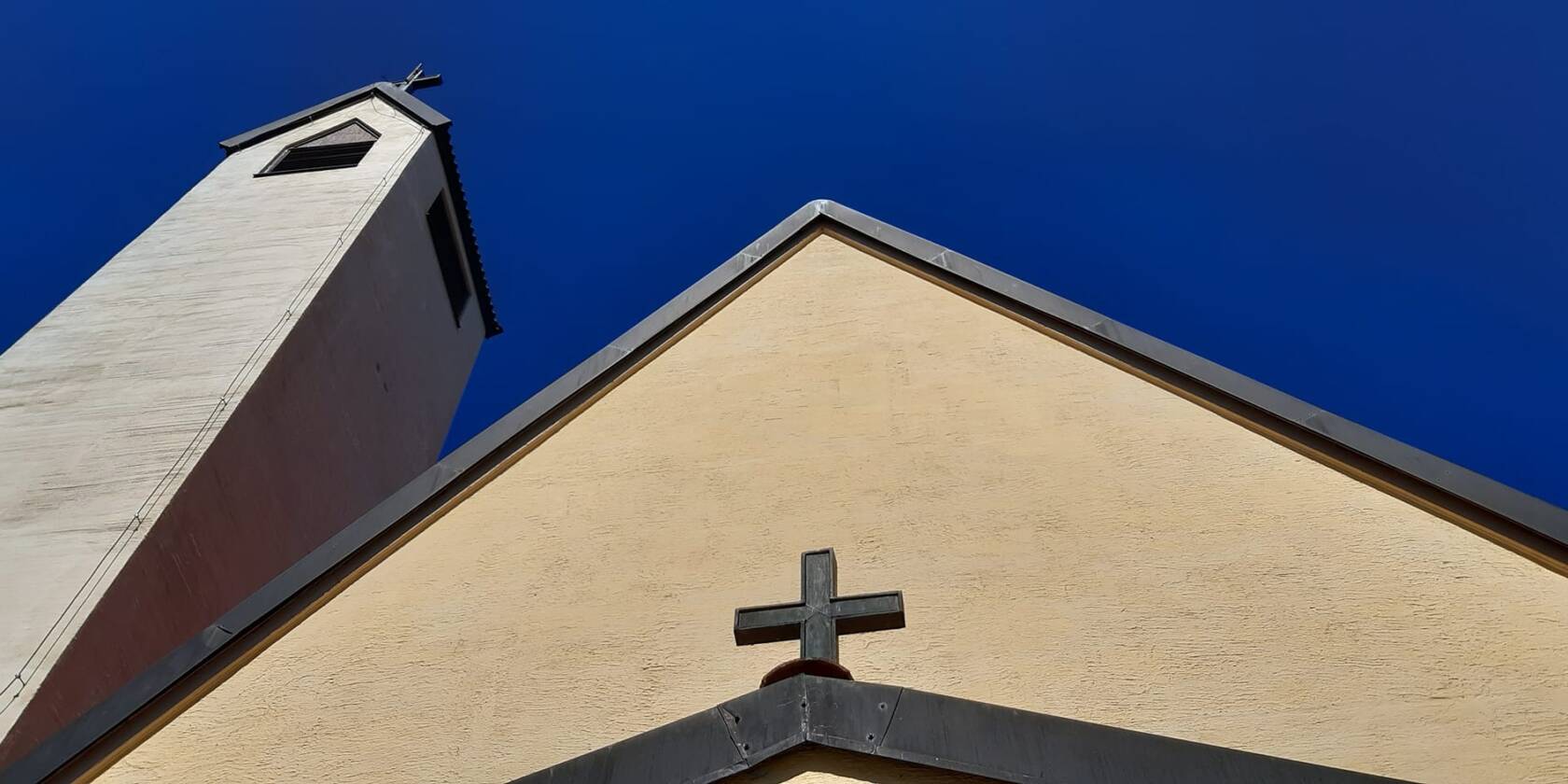 Kesälahden kirkon kattoa ja tornia