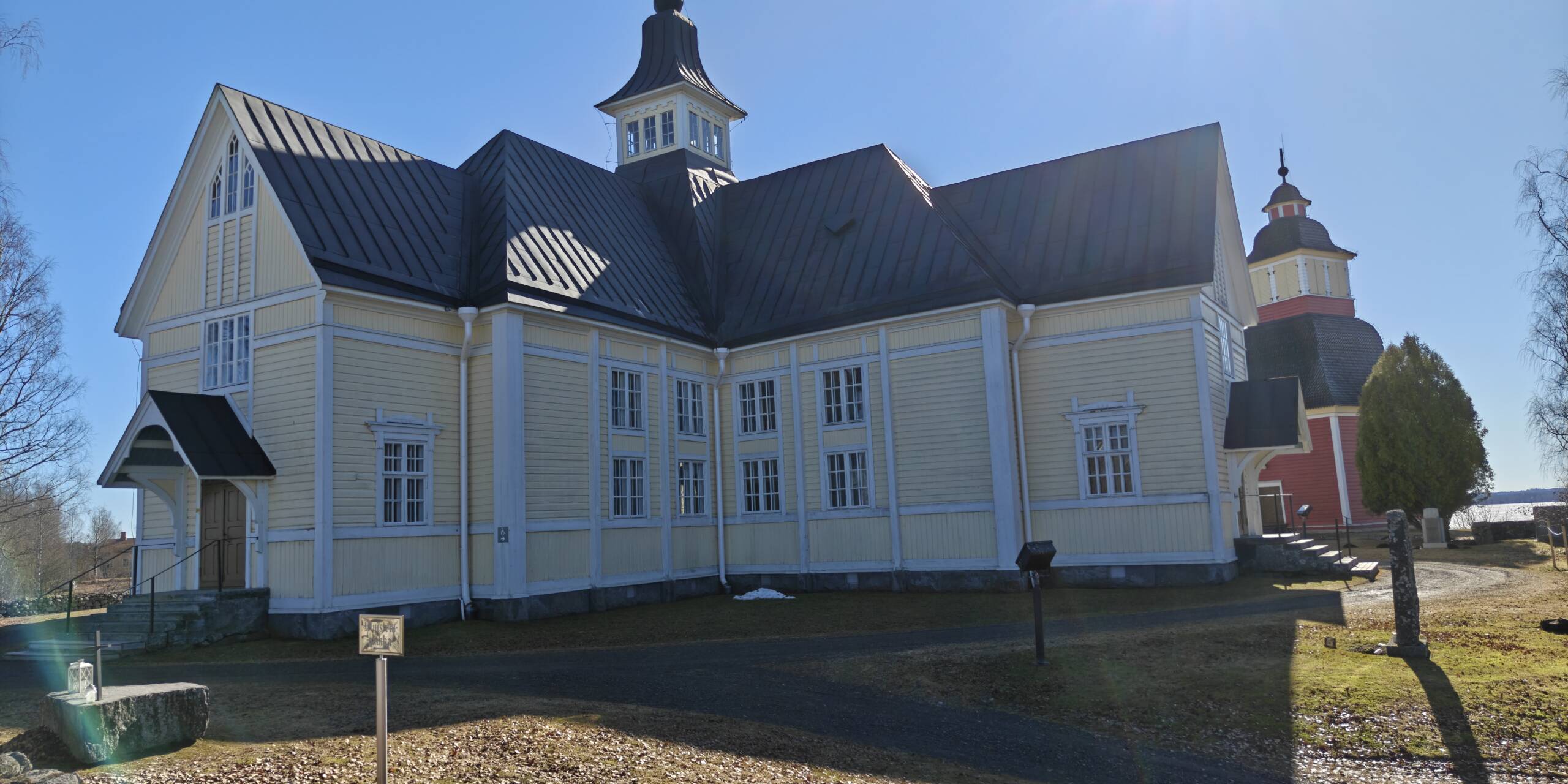 Tohmajärven kirkko kevätaurigossa.