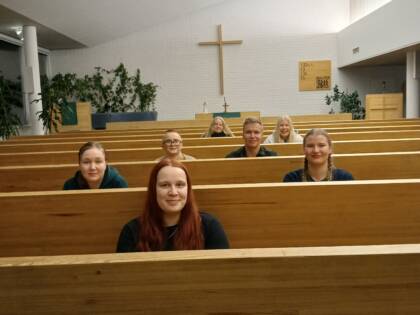 nuoria Tohmajärven kirkkosalissa