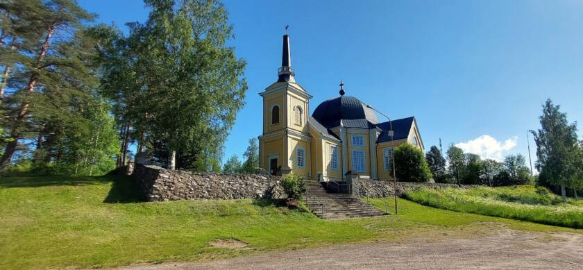 Rääkkylän kirkko kesällä
