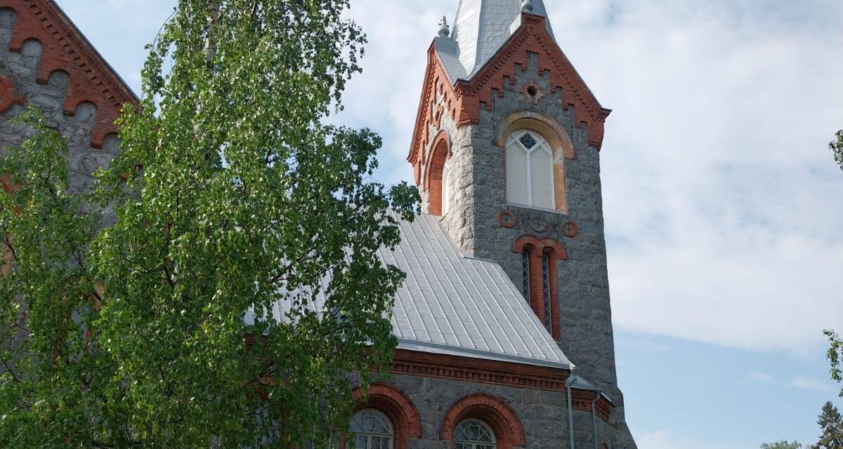Kuvassa kirkko