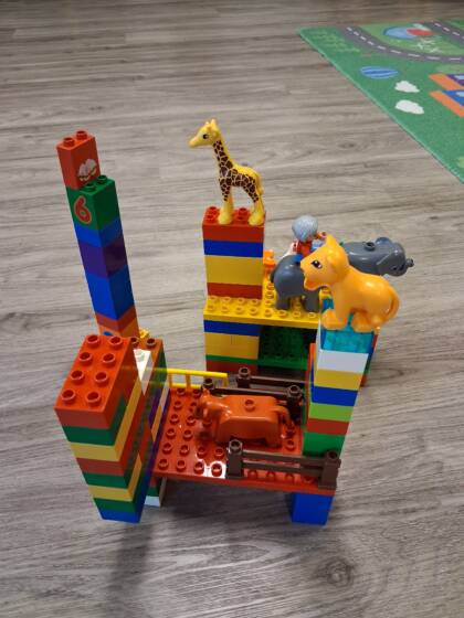 Lapsen rakentama dublo lego asetelma.