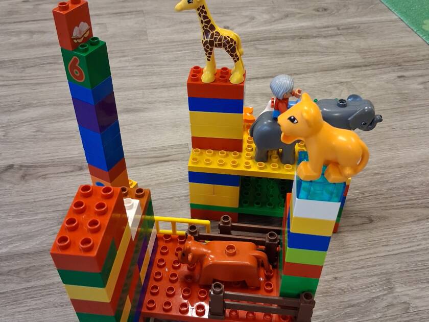 Lapsen rakentama dublo lego asetelma.