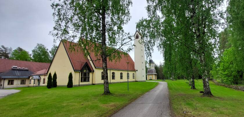 Kesälahden kirkko ja tapuli kesäpäivänä