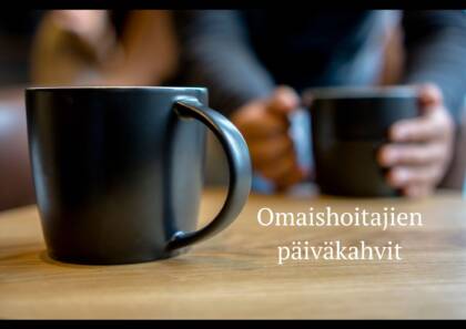 kuvassa kahvikupit ja kädet kupin ympärillä
