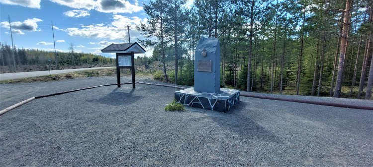 Yksi jatkosodan muistomerkeistä Mustanlammentien risteyksessä