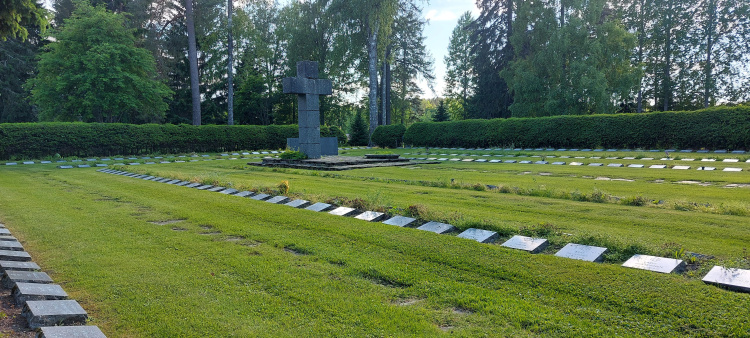 Kuva kesällä Kiteen sankarihautausmaalta