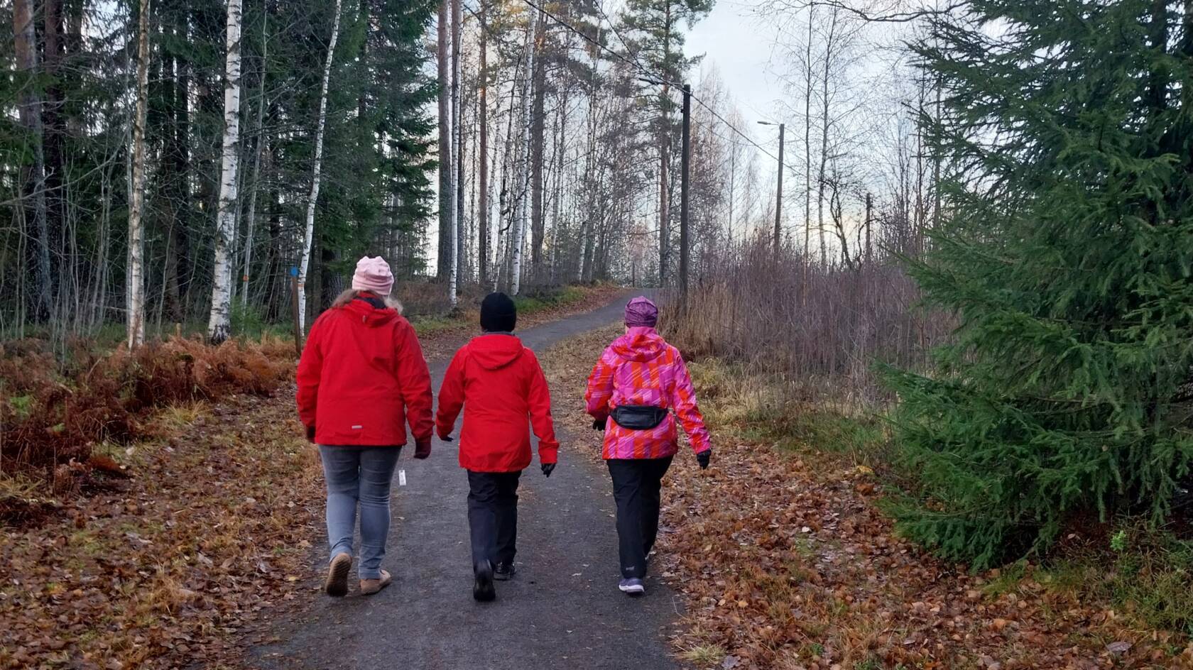 naisia kävelyllä