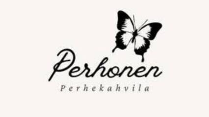 Perhekahvila Perhosen logo. Vaalealla taustalla musta perhonen. Kuvassa teksti Perhonen perhekahvila.