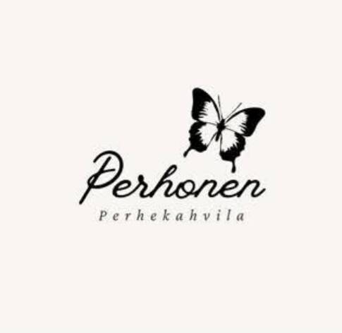 Perhekahvila Perhosen logo. Vaalealla taustalla musta perhonen. Kuvassa teksti Perhonen perhekahvila.